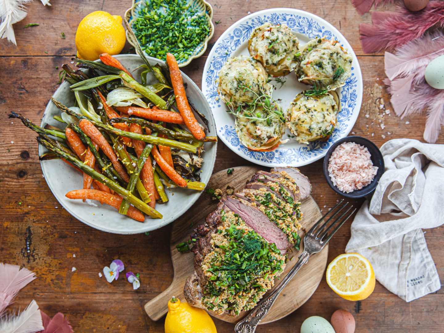 Lammstek med örttapenade och potatisbakelser.