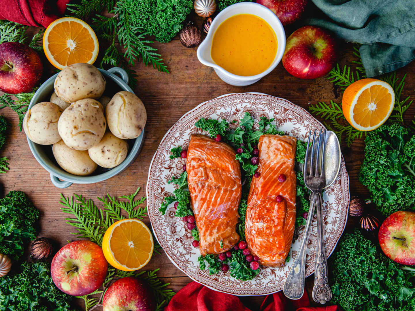 Varmrökt lax med saffranssås.