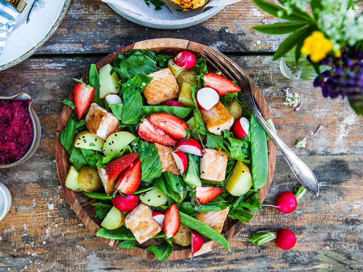 Laxsallad med jordgubbar