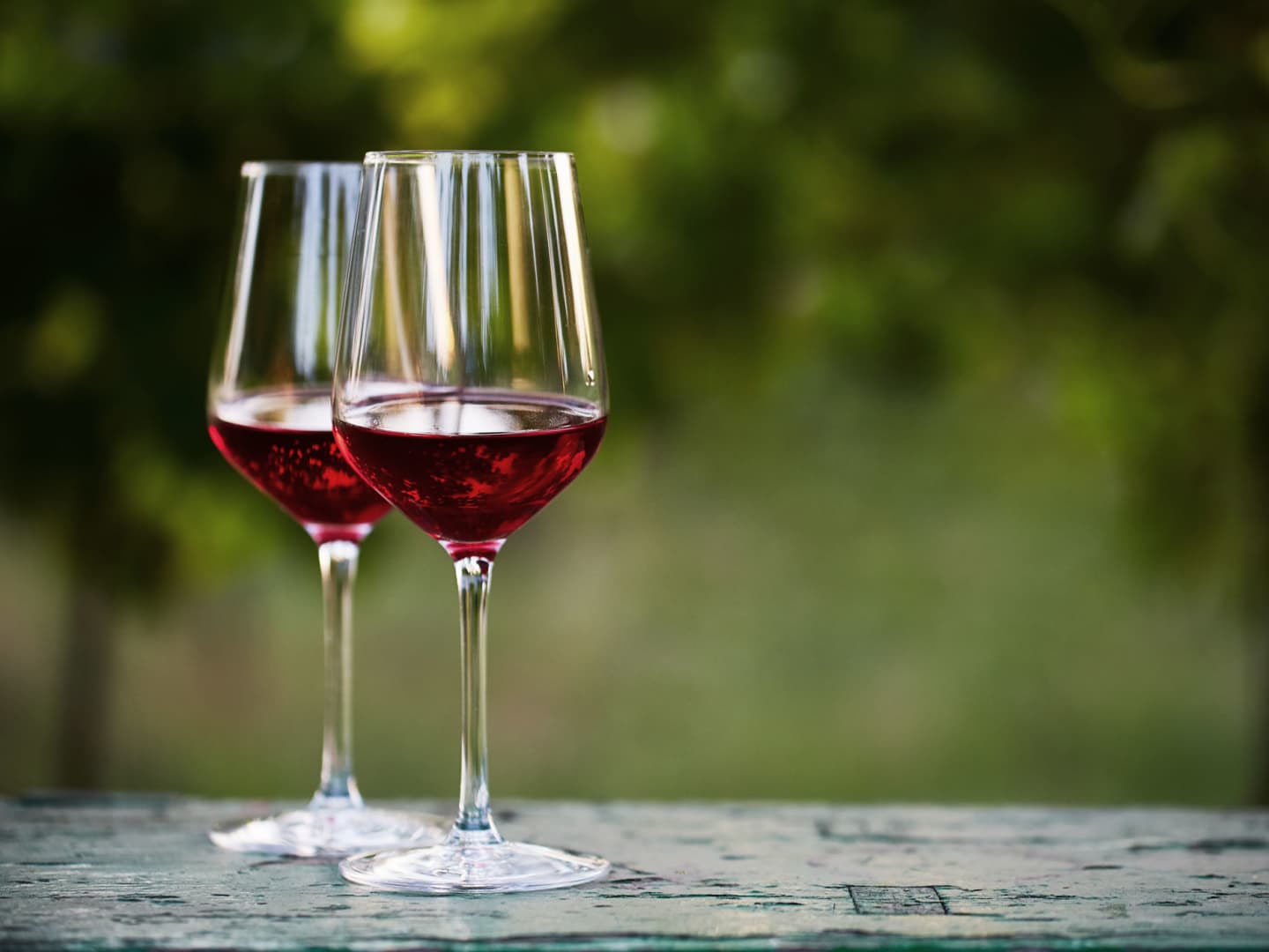 Malbec, vin i två glas med grön bakgrund.