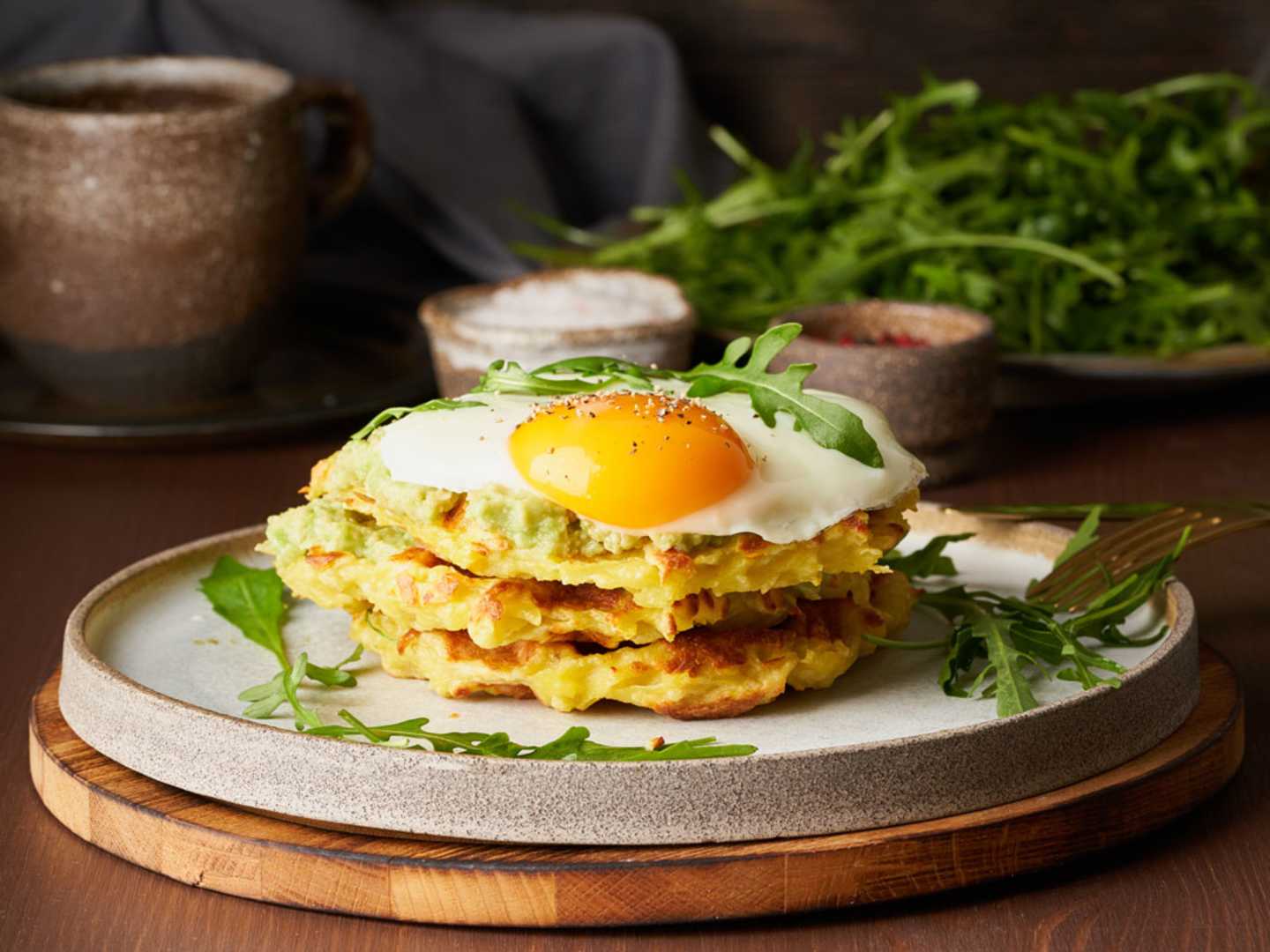 Matiga våfflor med ägg och avokado.