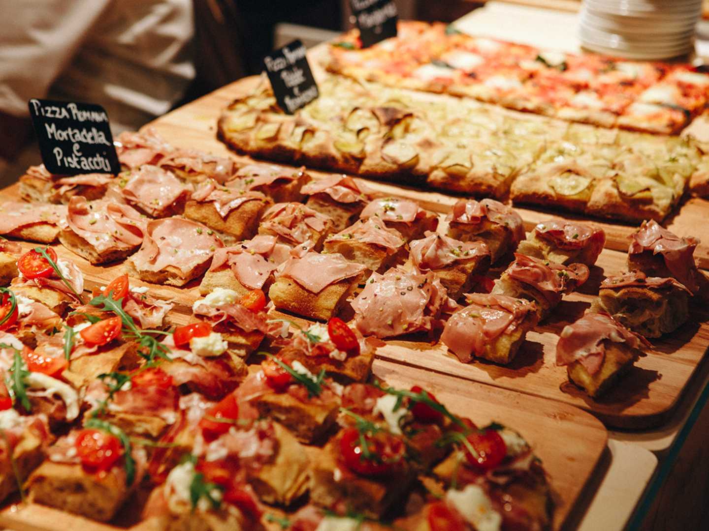 Pizzabitar på italienska saluhallen Eataly i Stockholm