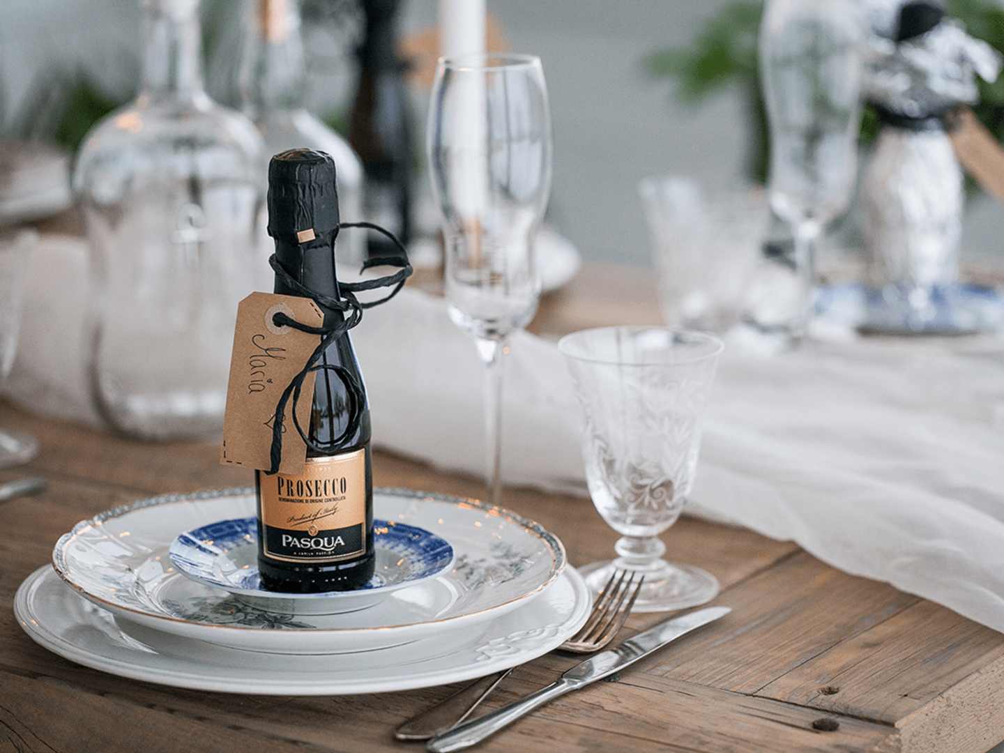 Nyårsdukning med en liten flaska bubbel per person