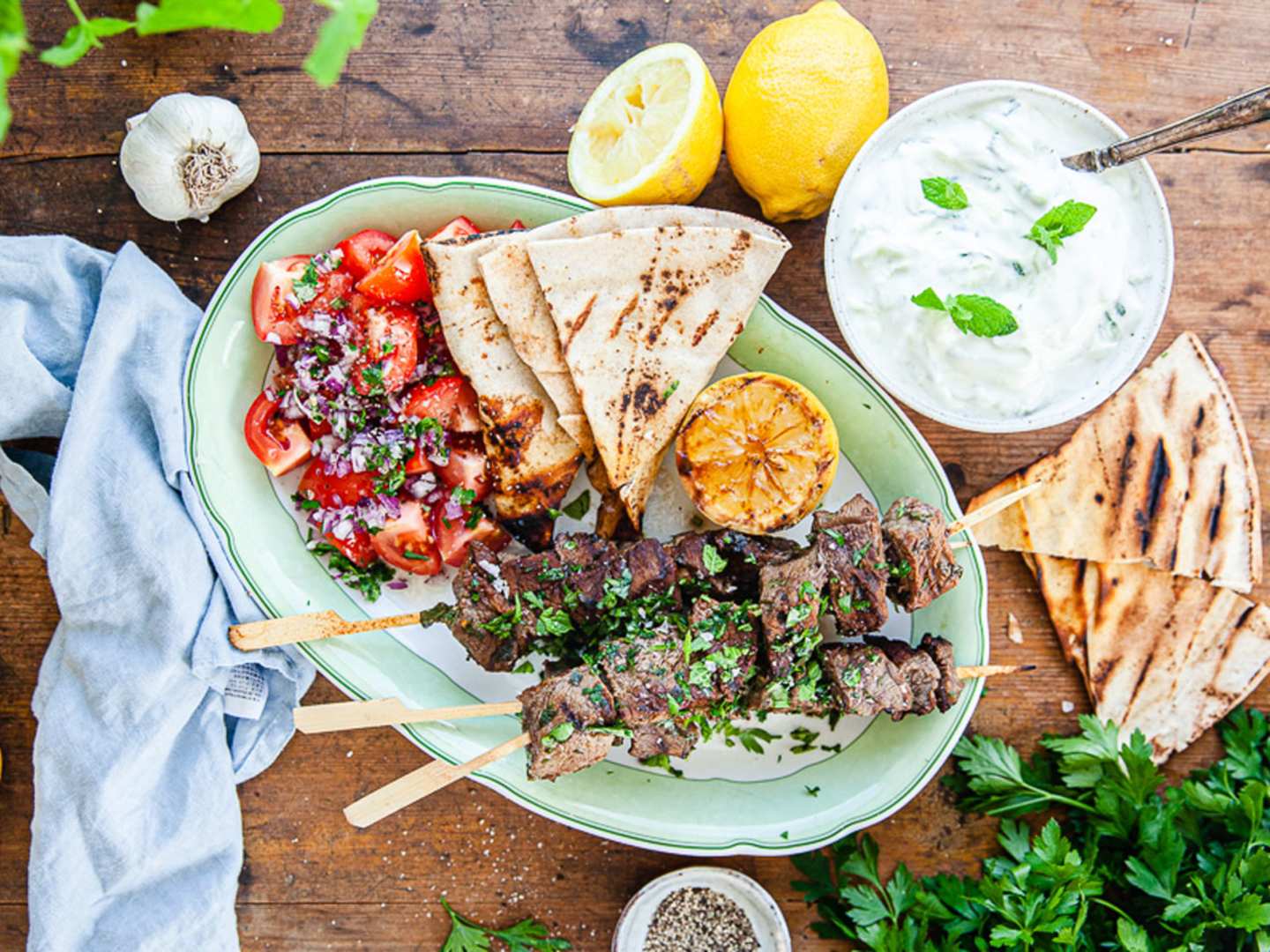 Grillat lamm med myntatzatziki.