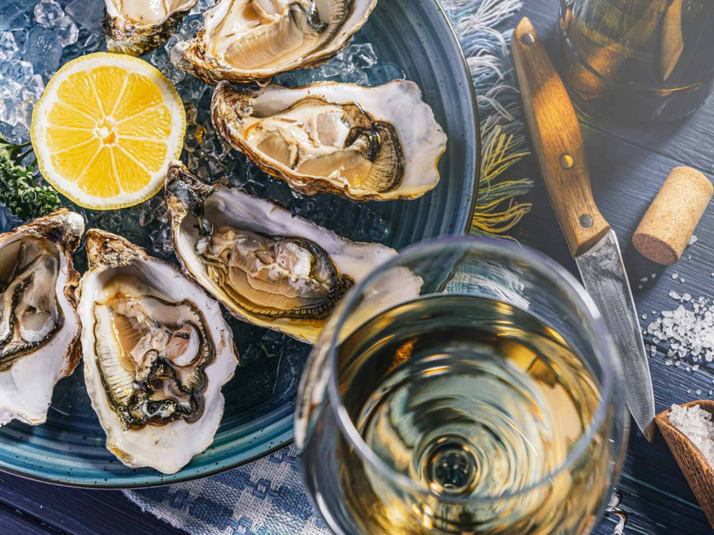 Ostron på fat och ett glas vin