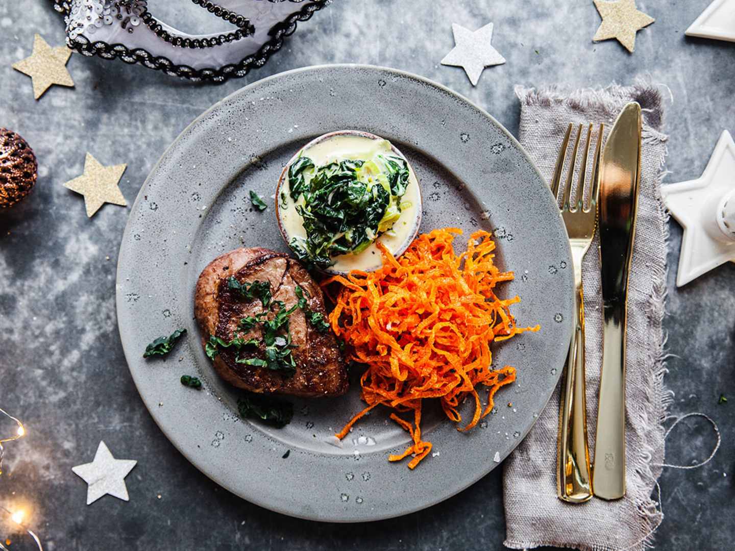 Oxfilé med svartkål och friterade, finstrimlade morötter till nyår