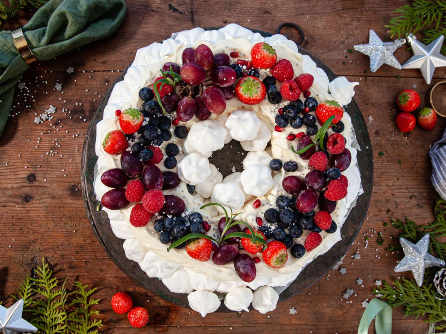 Pavlova med vit choklad och bär.