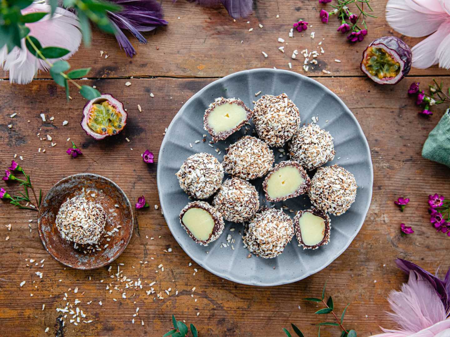 Tryfflar med passionsfrukt och kokos.