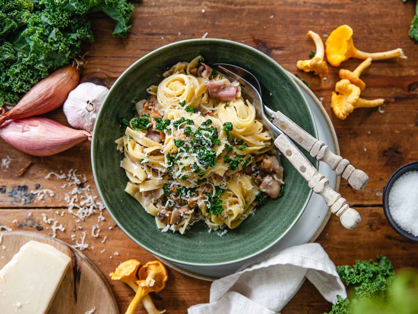 Krämig pasta med kantareller och bacon.