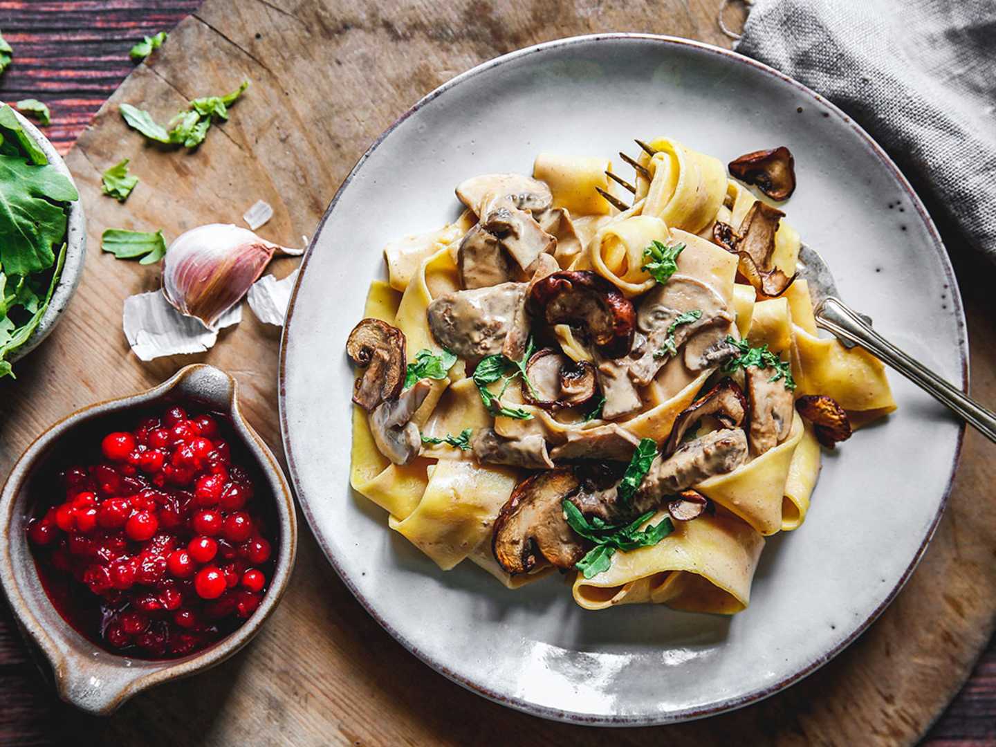 Krämig älgpasta med syrad grädde, svamp och rårörda lingon