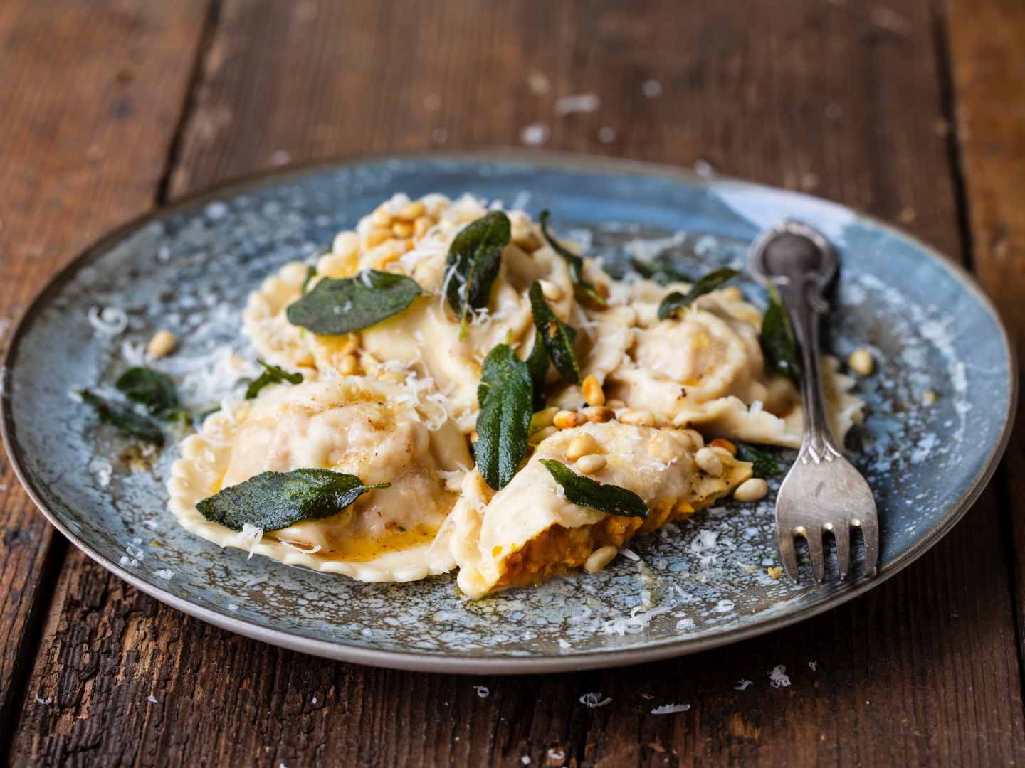 Ravioli med salvia, pinjenötter och skirat smör.
