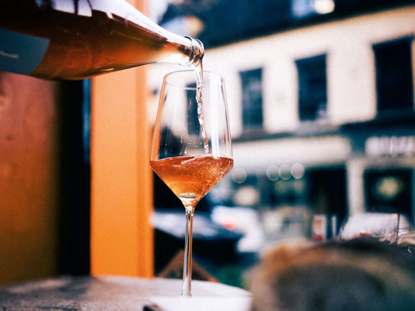 Pét Nat hälls upp i glas.