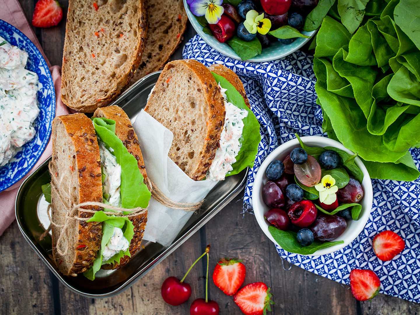 Picknicksmörgås med laxröra och färggrann sallad