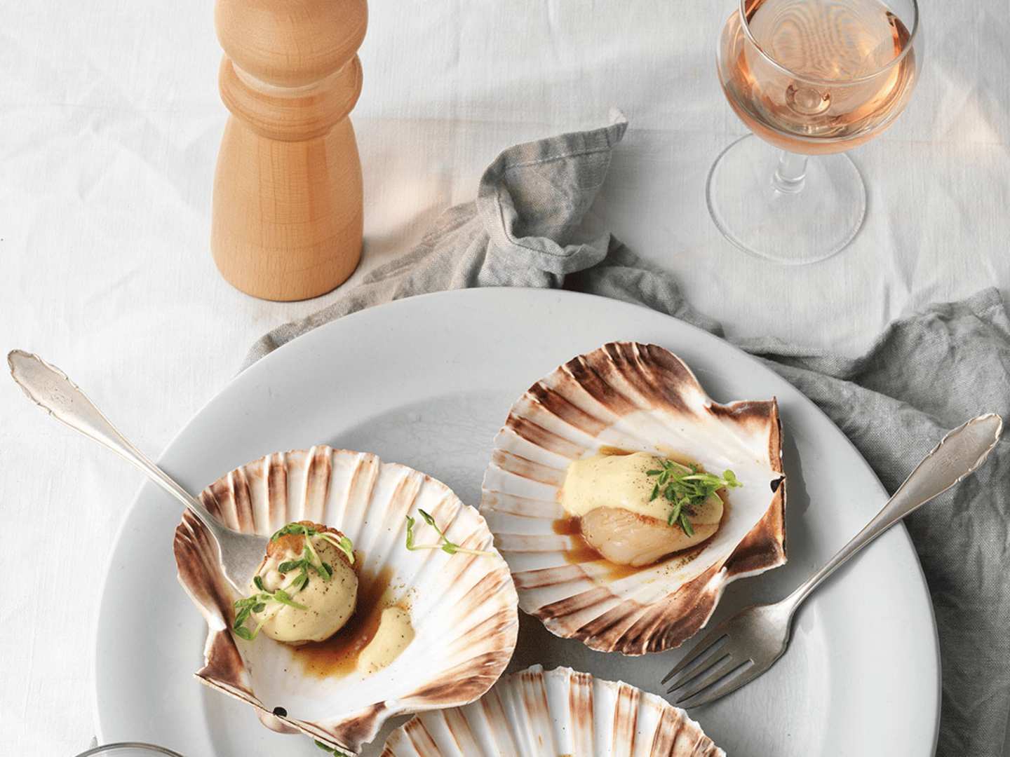 Pilgrimsmusslor med hollandaise.