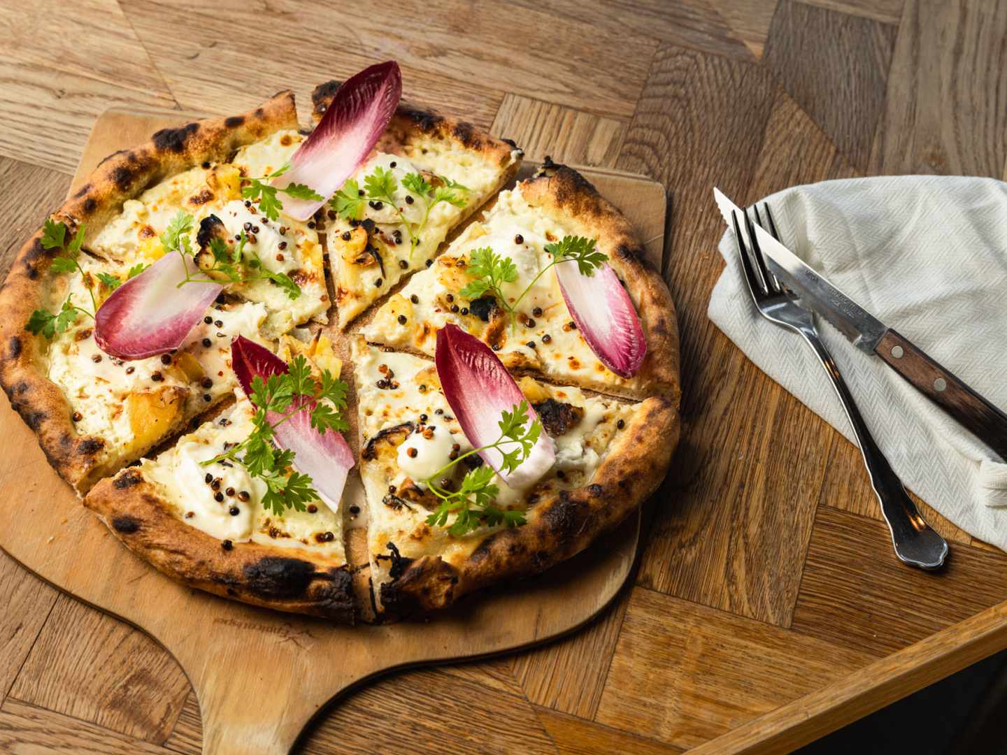 Pizza Bianca med rostad palsternacka och piemontesisk ost