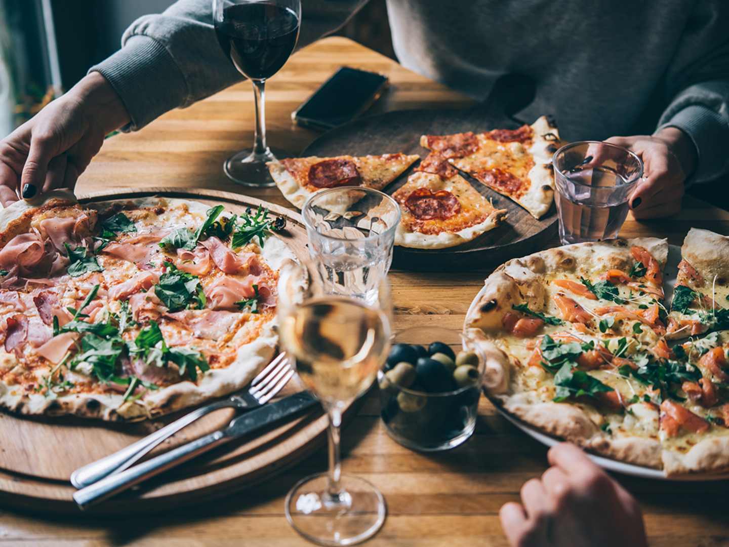 Pizza och vinglas på bord