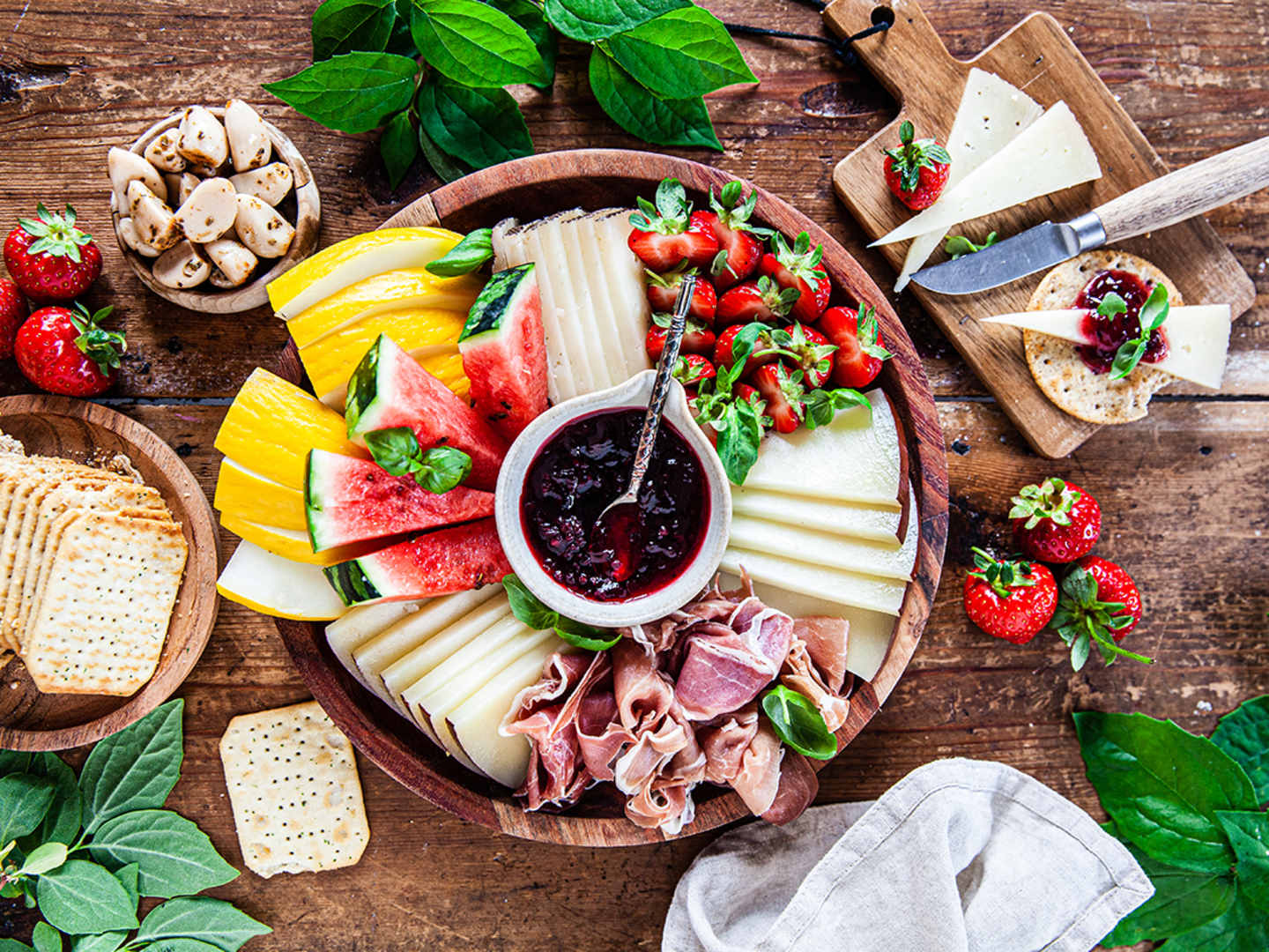 plockbricka med melon, ost, skinka och jordgubbar