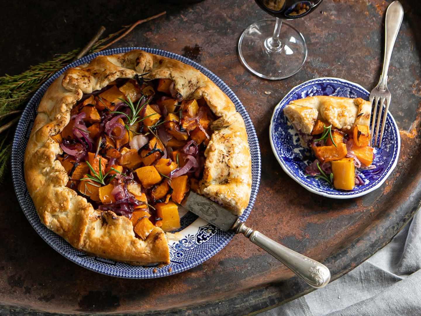 Pumpagalette med getost och karamelliserad rödlök