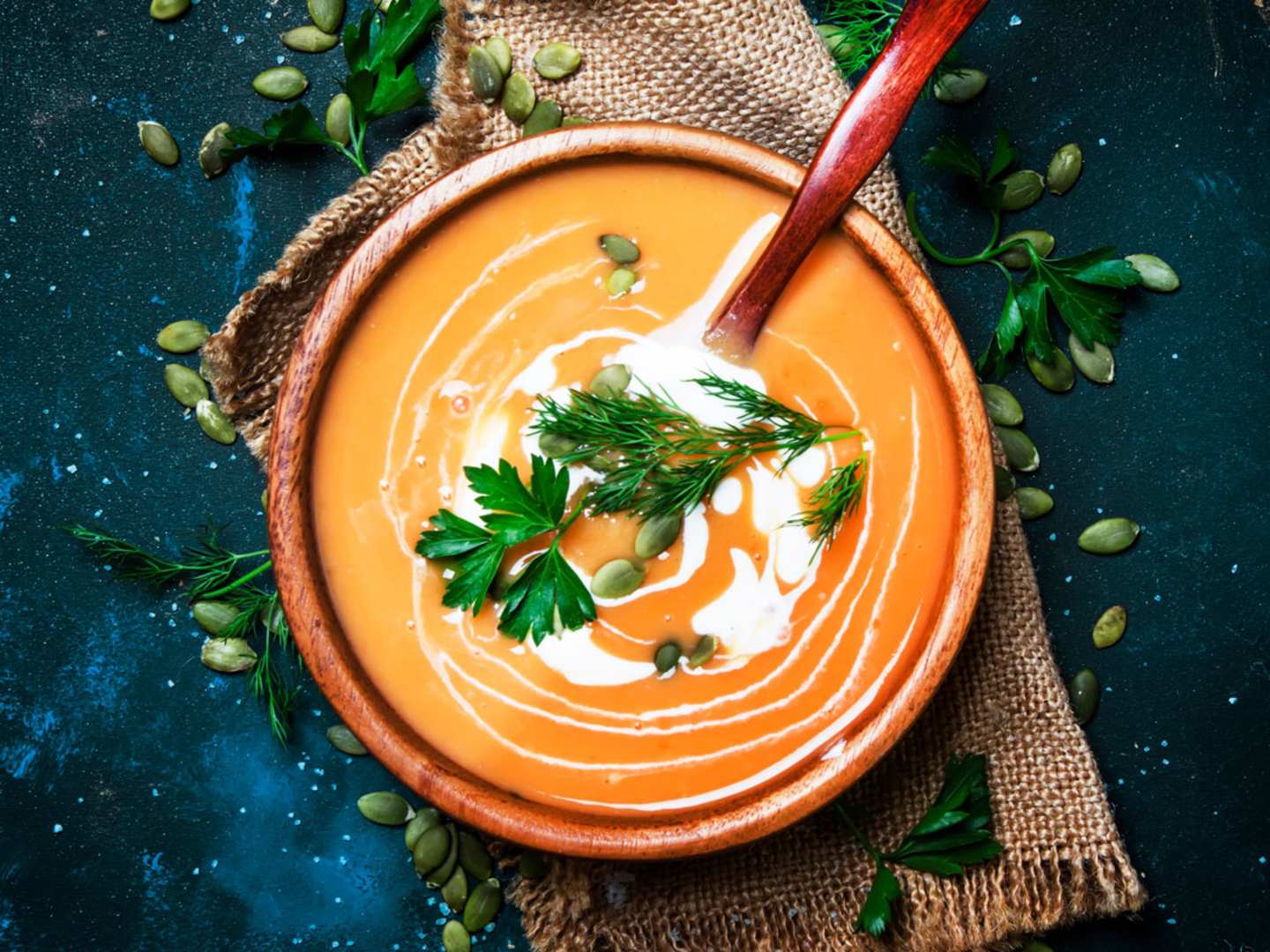 Kryddig pumpasoppa fotad ovanifrån.