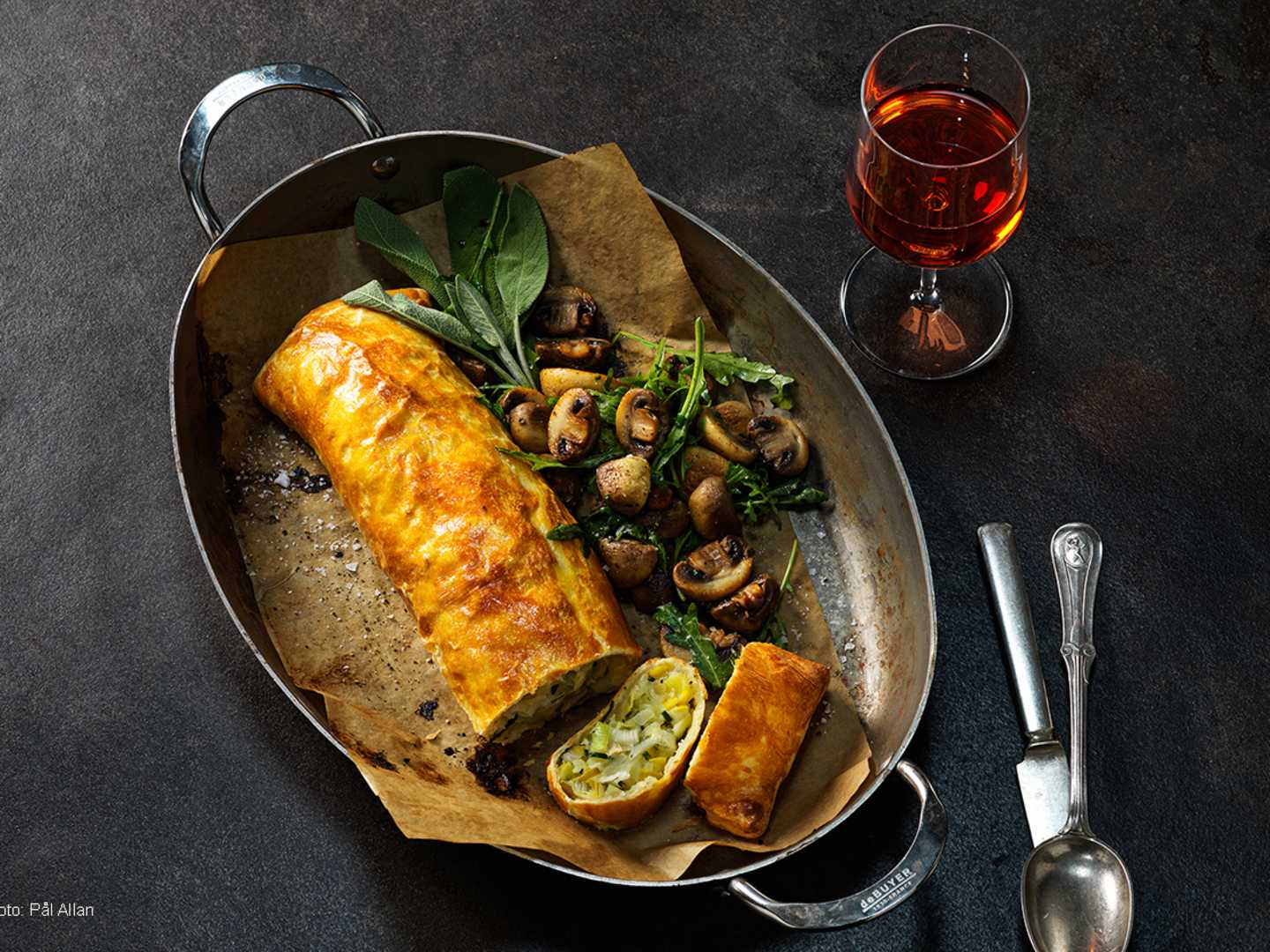 Purjolöksstrudel med champinjoner och ett glas Kein Name Zweigelt Rosé