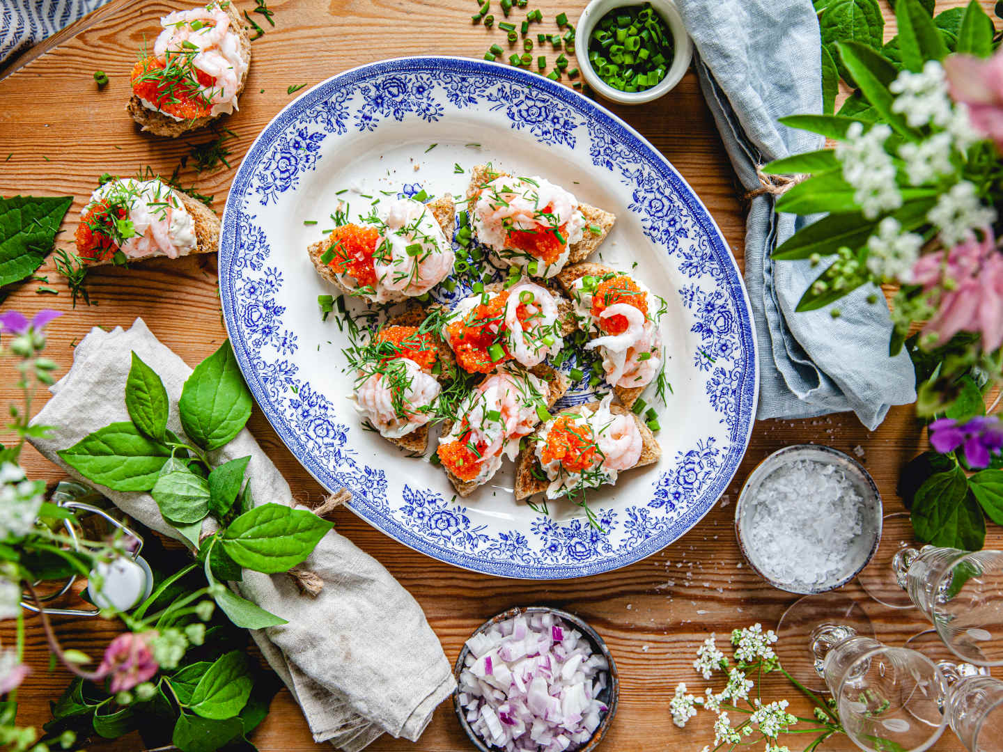 Räksnittar på blått fat