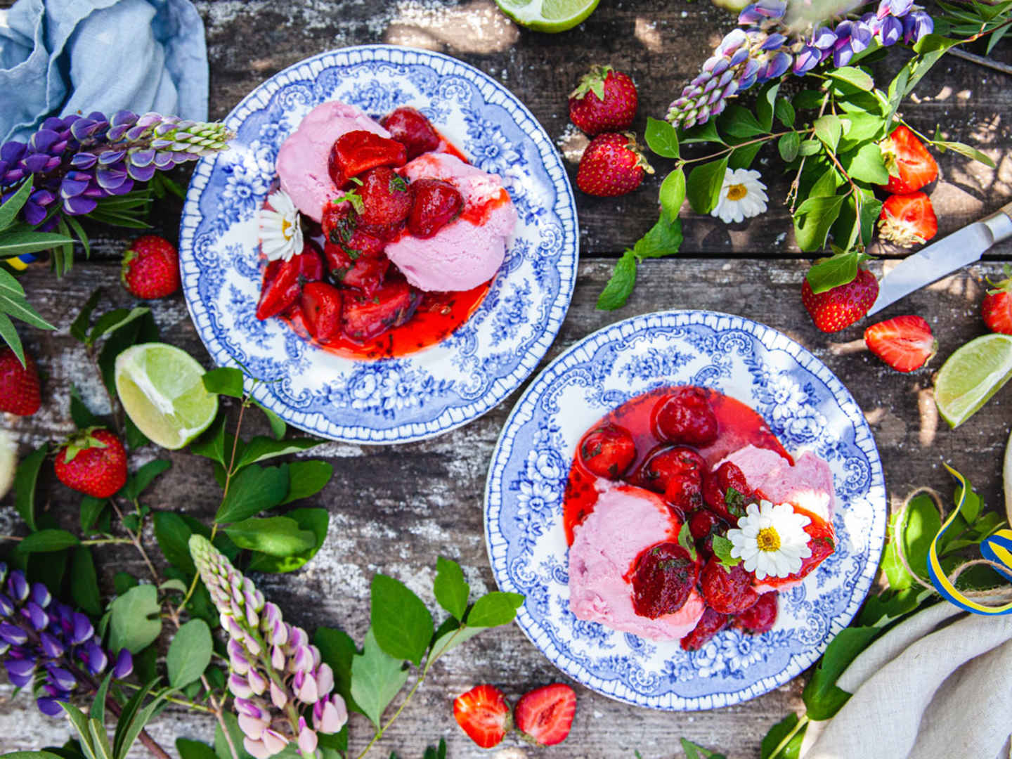 Rabarbersorbet med jordgubbar.