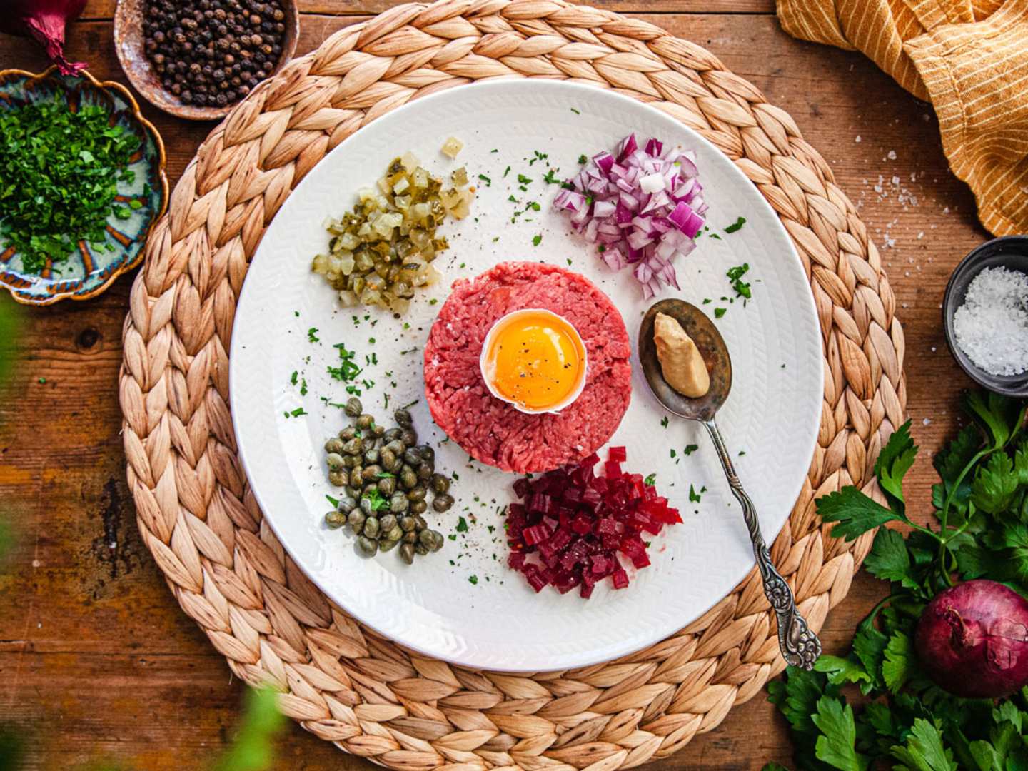 Klassisk råbiff med dijon, kapris och äggula.