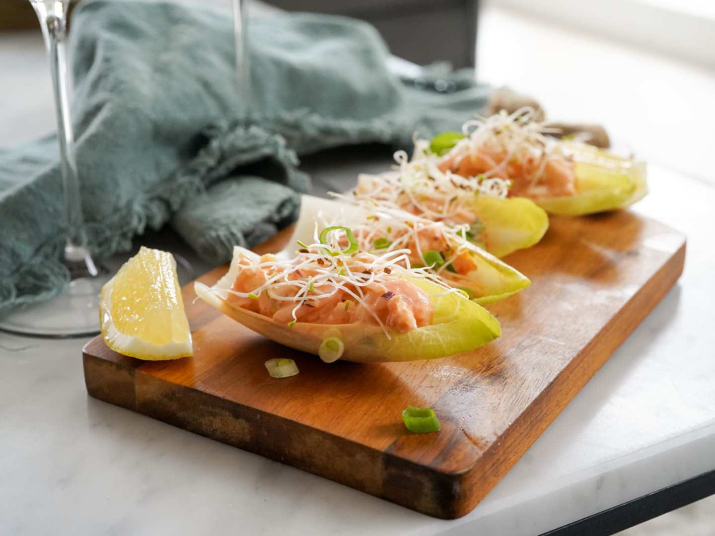 Heta räksnittar på endiveblad.