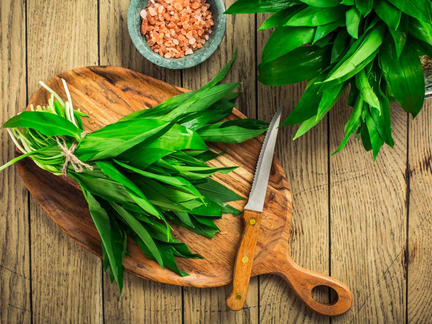 Färsk ramslök på en träbräda.