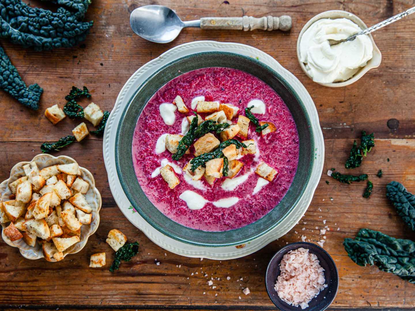 Rödbetssoppa med citronfärskost och krutonger.