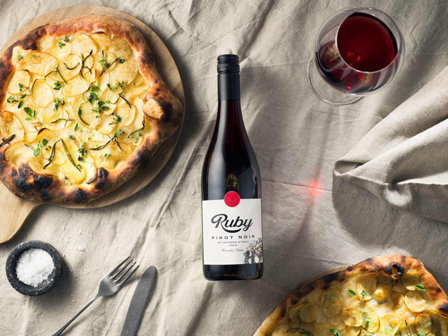 Vit pizza med Ruby Pinot Noir.