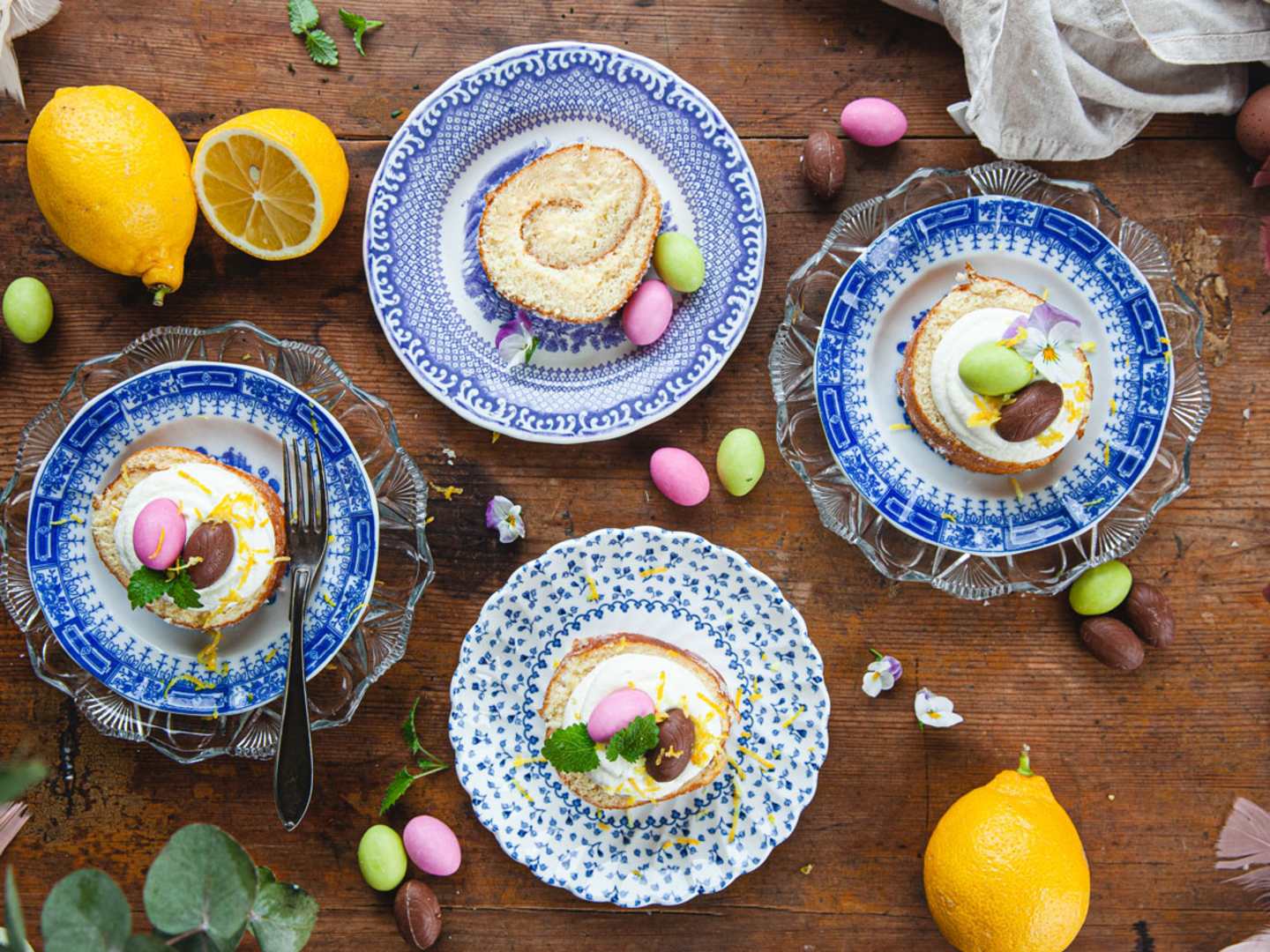 Rulltårta med citronkräm, grädde och chokladägg.