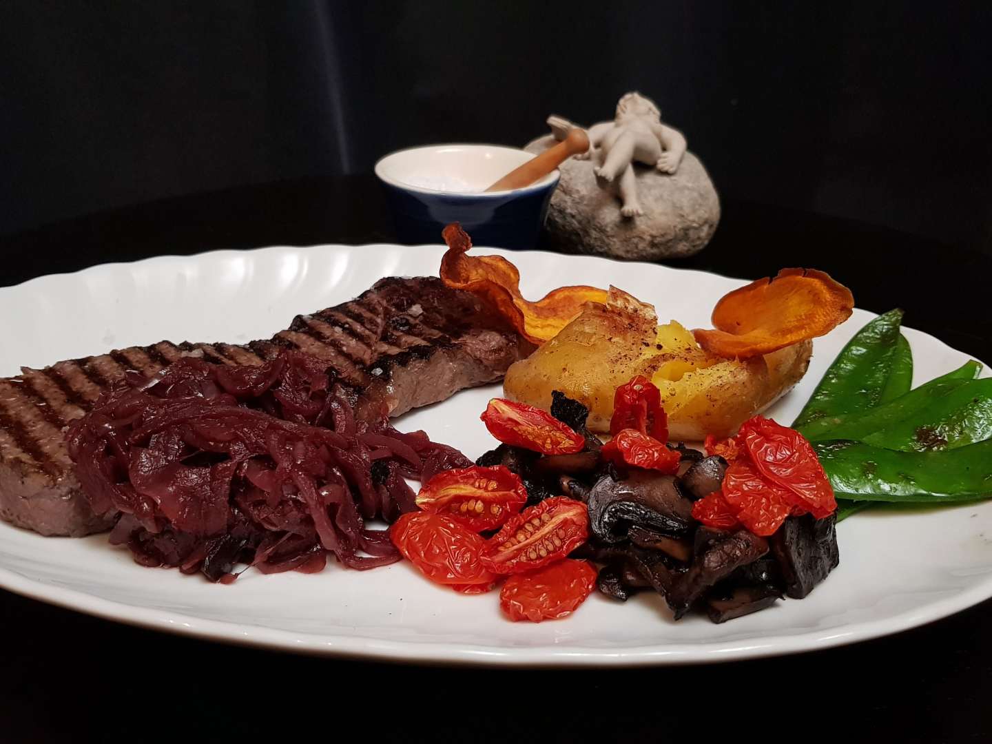 Ryggbiff med mandelpotatis och portvinsbräserad lök.