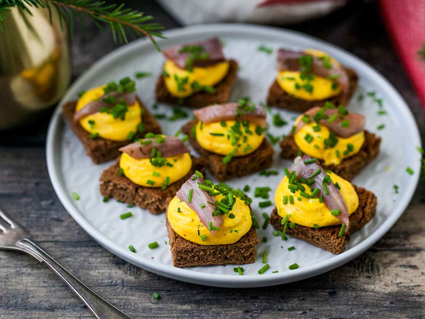 Snittar med matjessill och saffrans creme fraîche
