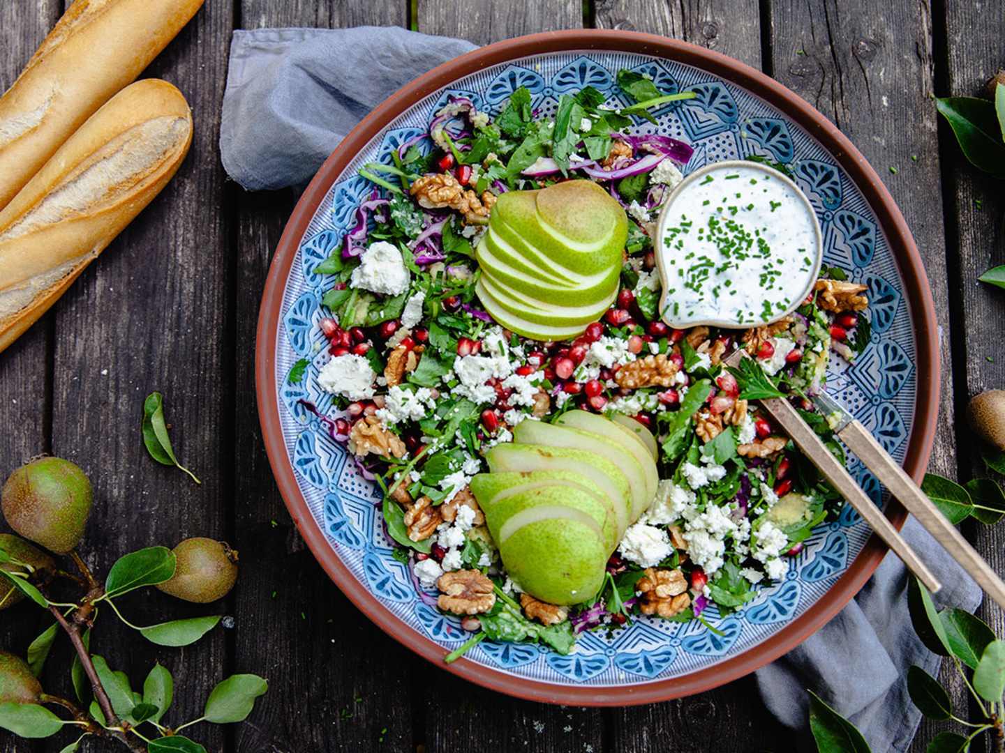 Sallad med päron, ost och rostade valnötter