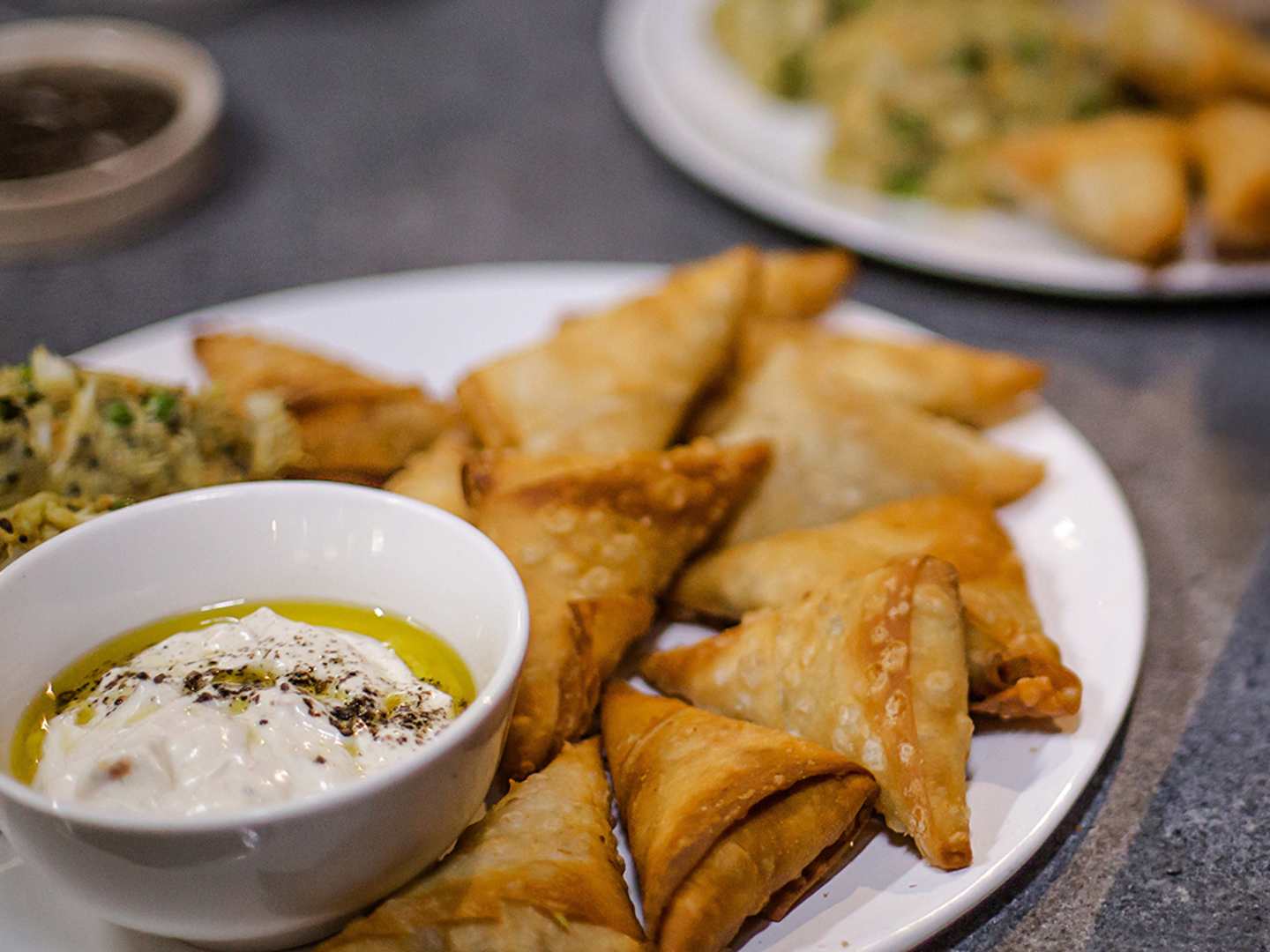 Samosas med makrill och yoghurtsås