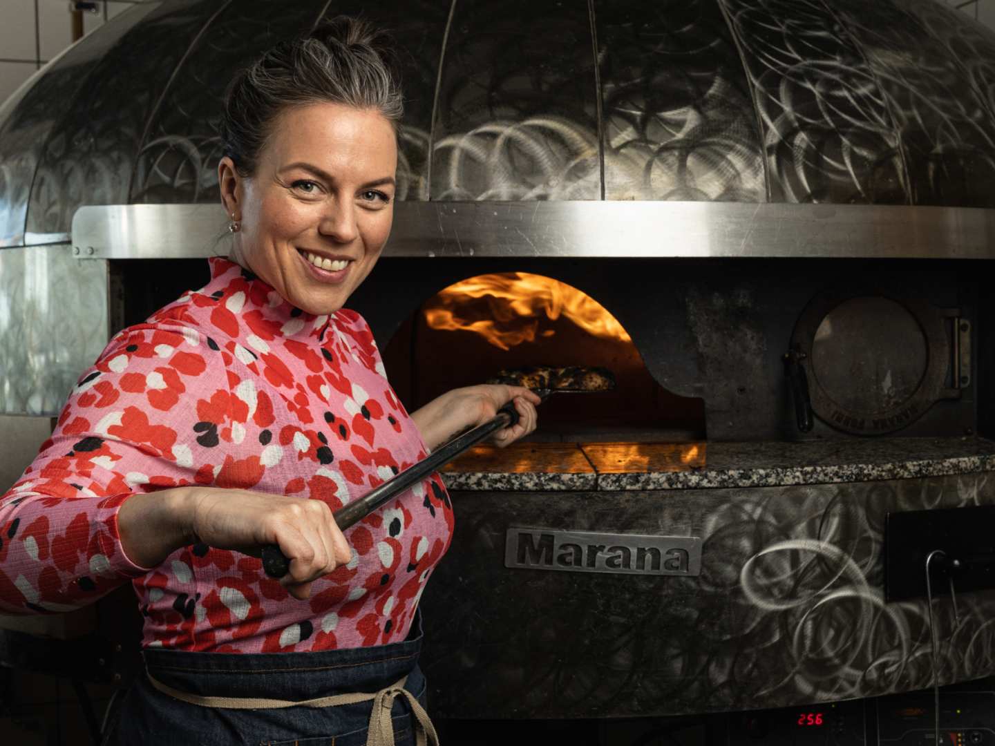 Sandra Mastio gräddar pizza