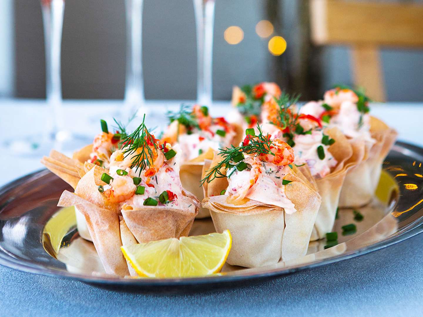 Filodegskorgar med het skagenröra med kräftor.