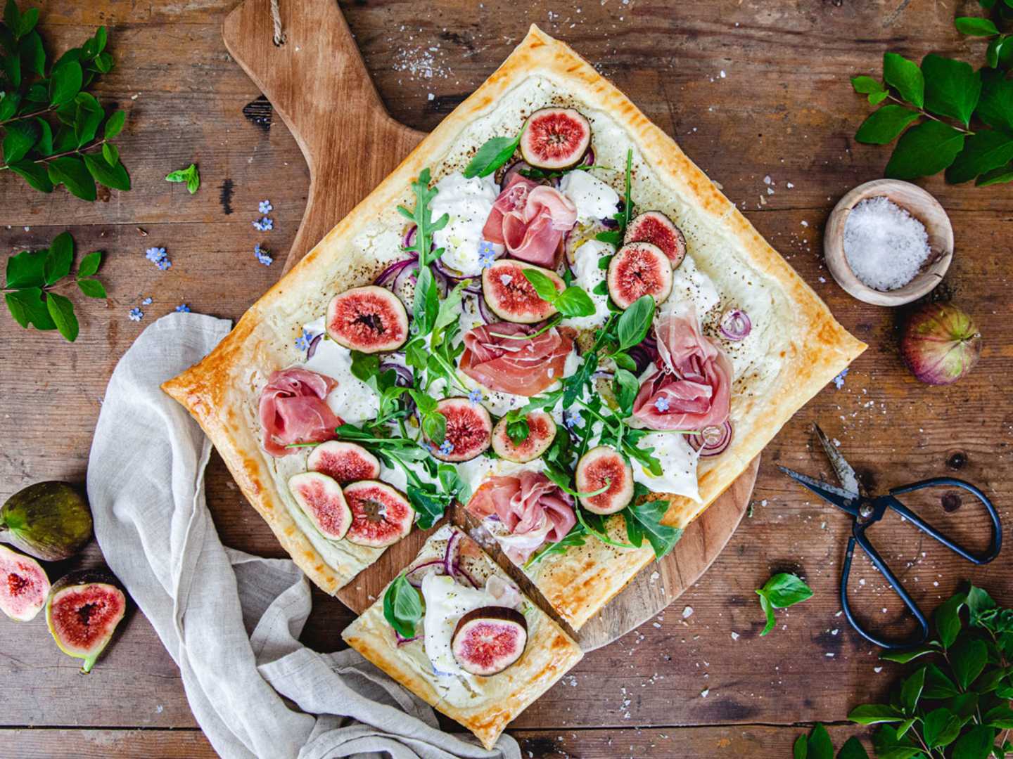 Smördegspizza med fikon och burrata.