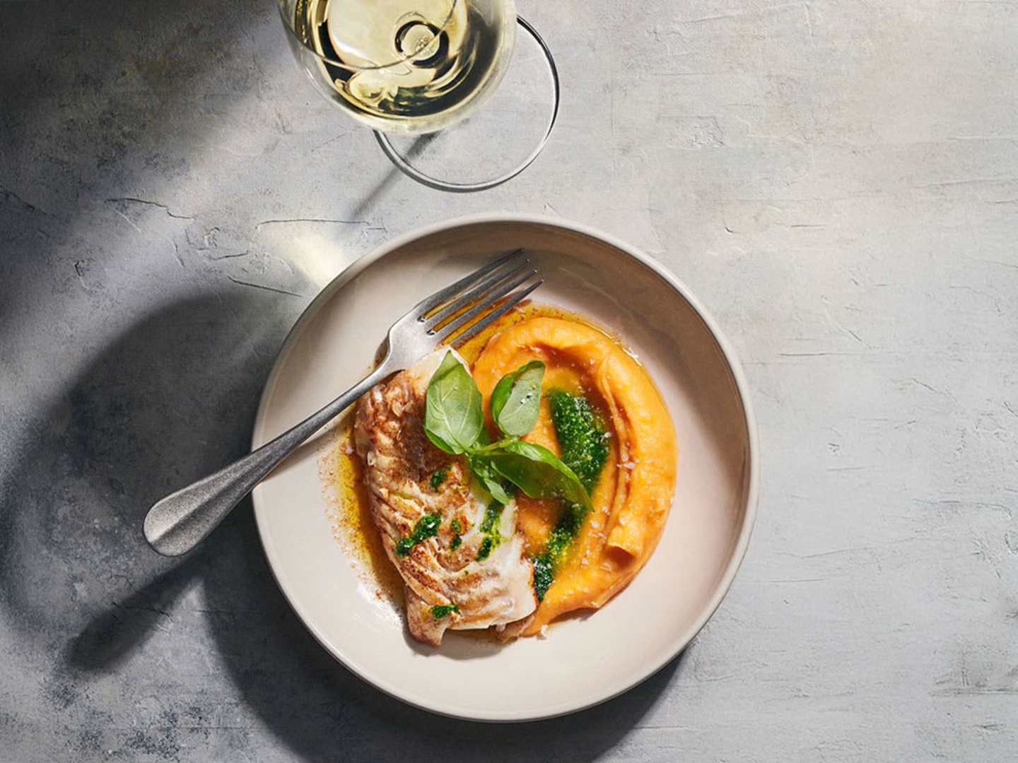 Smörstekt torskrygg med sötpotatispuré och basilikaolja