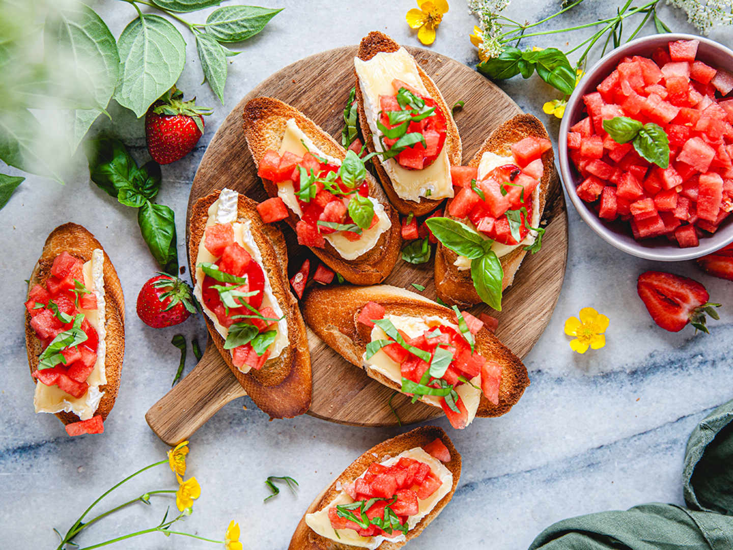 Snittar med brieost och vattenmelon