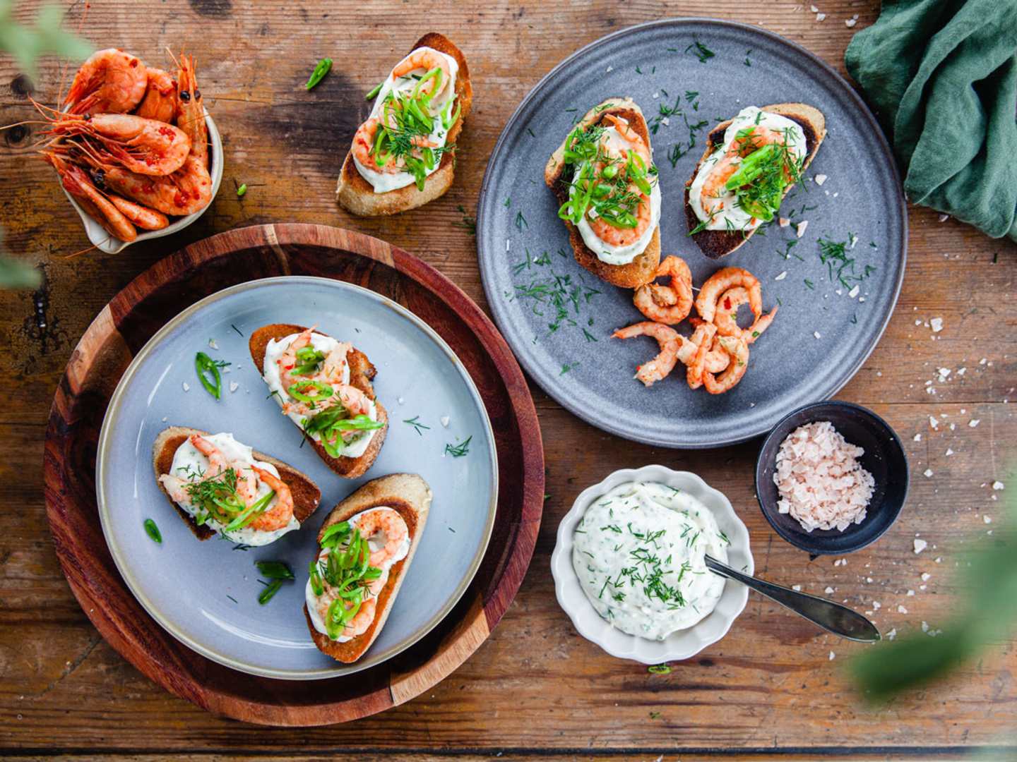 Snittar med rökta räkor och ramslöksaioli.