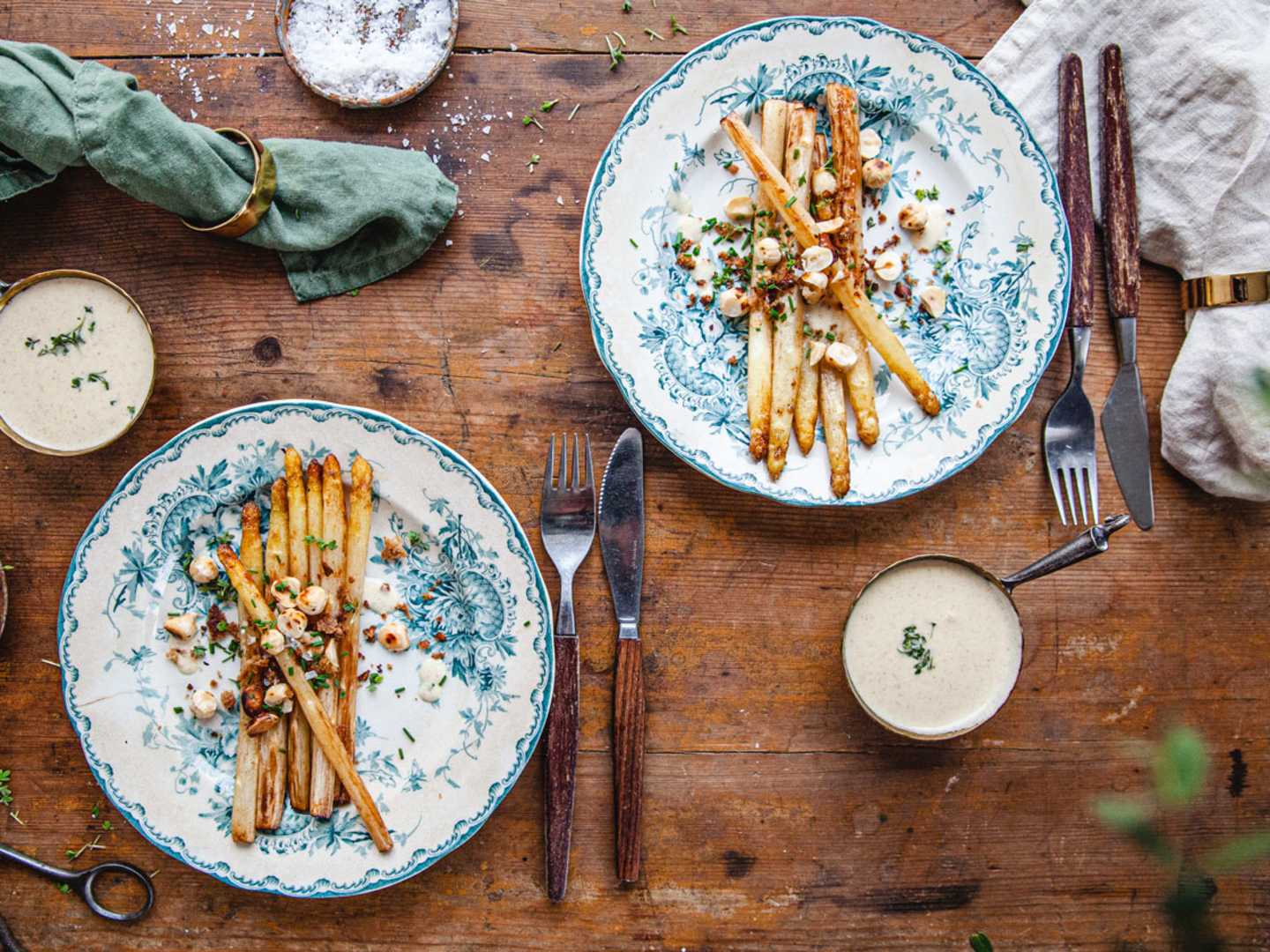 Vit sparris med brynt smörsås och rostade hasselnötter.