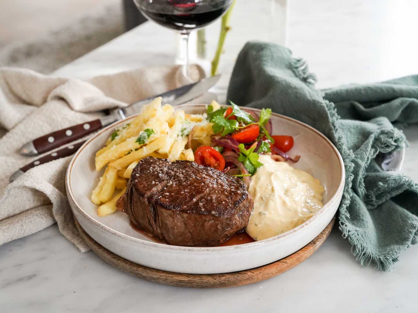 Steak frites med tomatsallad