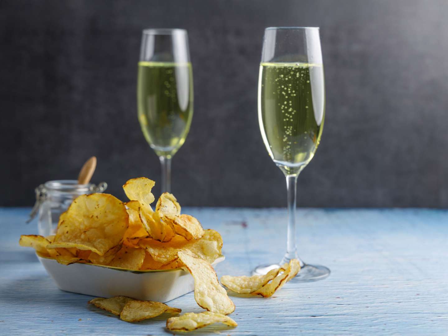 Chips som tilltugg till champagne.