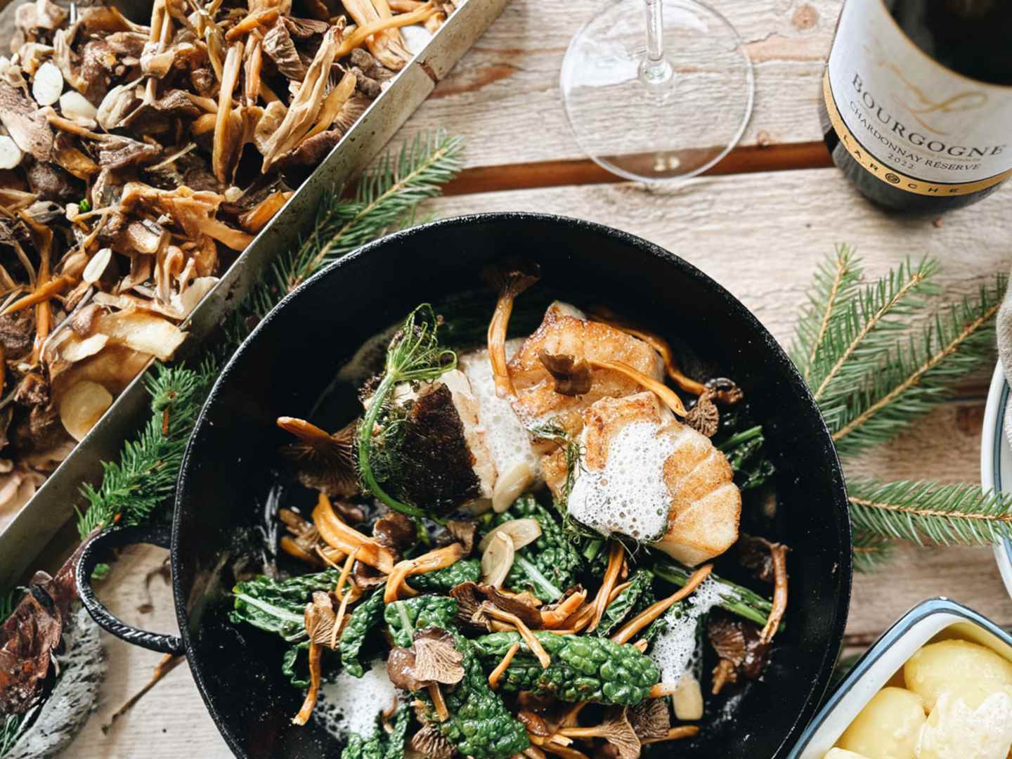 Smörstekt torsk med trattkantareller.