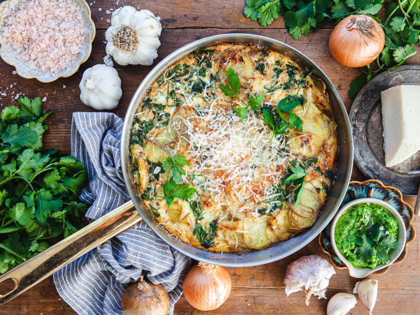 Tortilla med manchego och mojo verde.