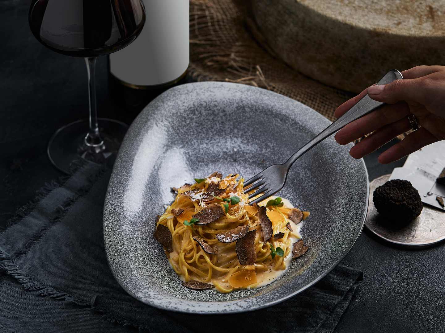 Tallrik med pasta med hyvlad tryffel på.