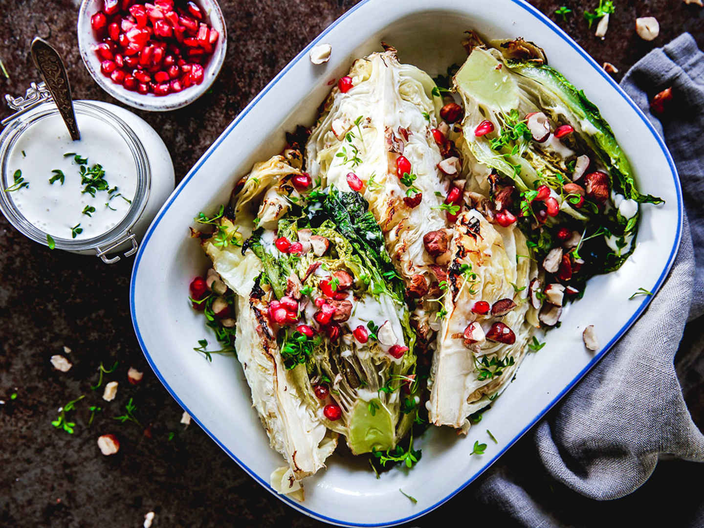 Ugnsbakad spetskål med granatäpple och aioli på kikärtor