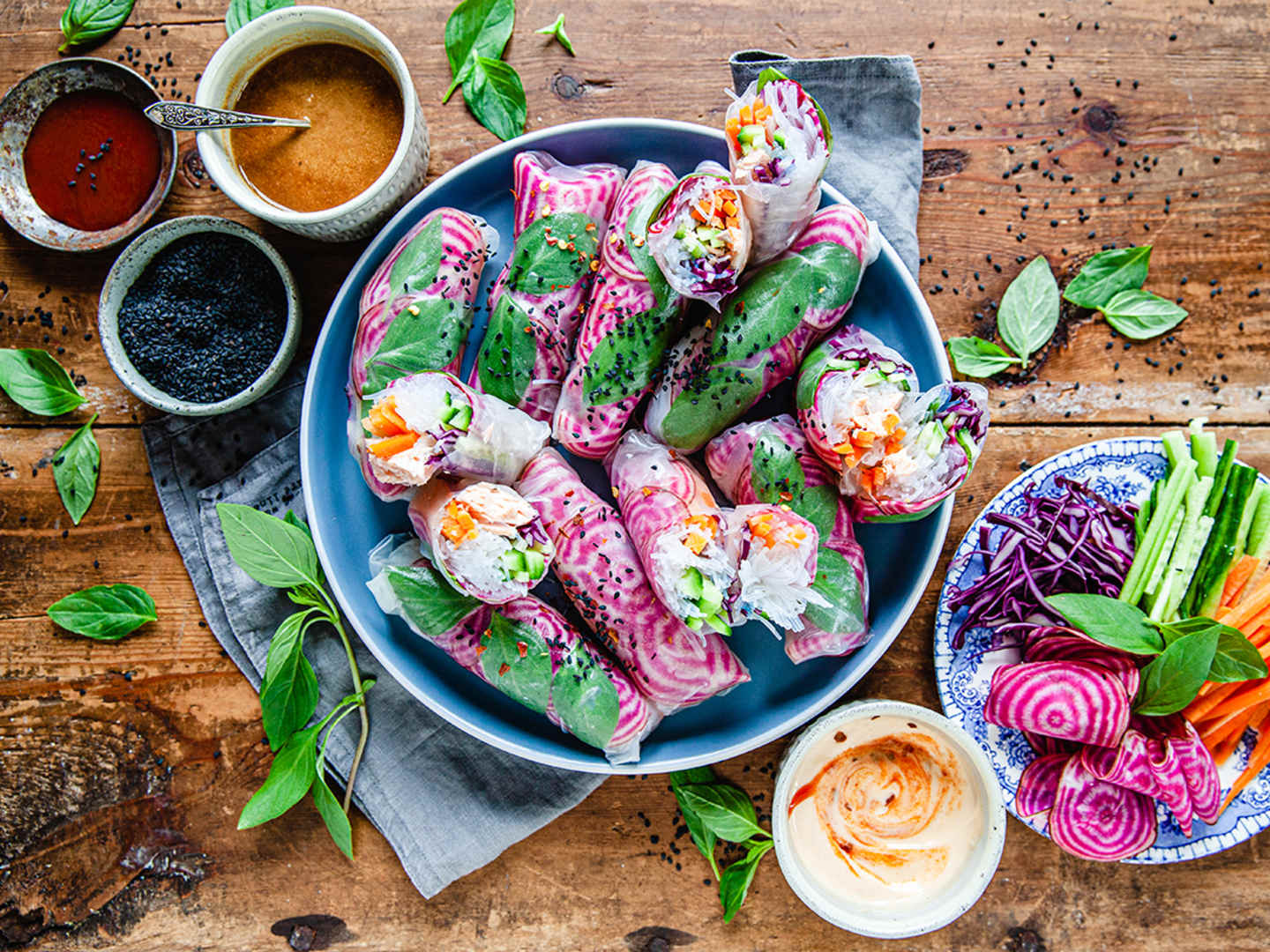 Vietnamesiska vårrullar på fat